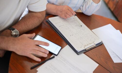 kobieta i mężczyzna wypełniający dokumenty