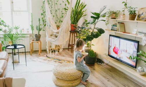 dziecko oglądające telewizję w domu