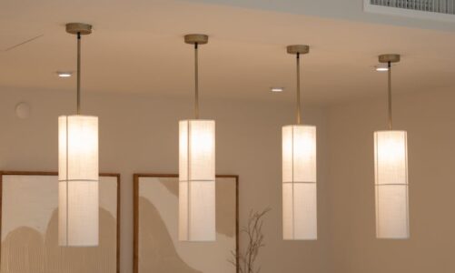 Nowoczesne lampy wiszące w salonie.