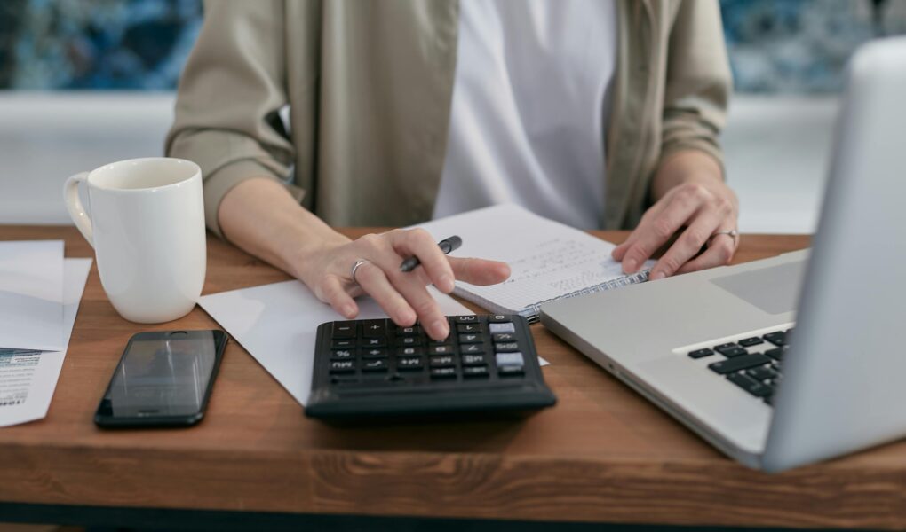 kobieta licząca na kalkulatorze