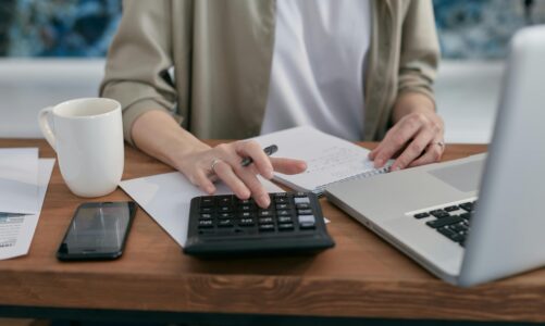 kobieta licząca na kalkulatorze