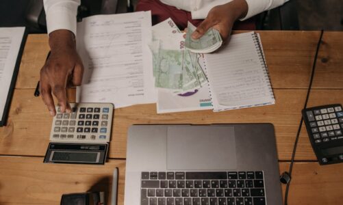 Skrupulatne rozliczanie finansów przy biurku.