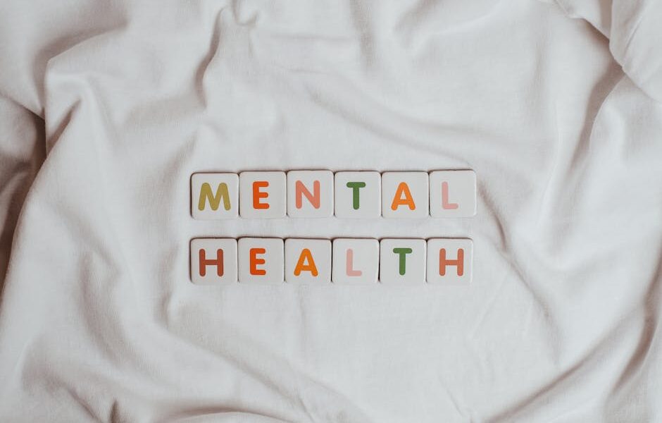 Białe klocki z literami tworzącymi napis MENTAL HEALTH na jasnym tle.